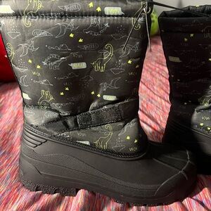 New winter/snow boots . Never been used tags still on shoes